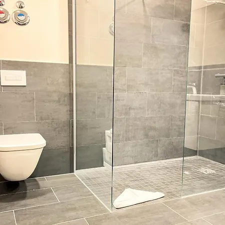 Baltischer Hof 32 *